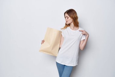 Bir paket market alışverişi yapan bir kadın.