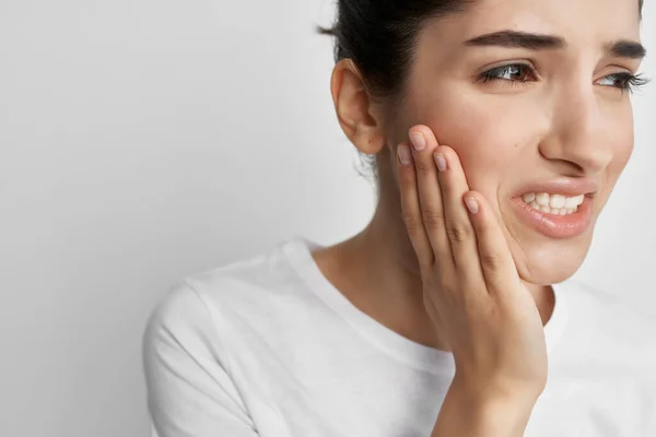 Mulher segurando rosto problemas de saúde dor de dente — Fotografia de Stock