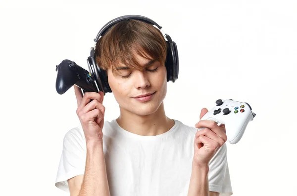 Man in wit t-shirt met hoofdtelefoon spelen van video games — Stockfoto