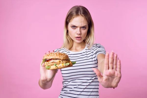 Linda chica rubia en rayas camiseta hamburguesa primer plano comida rápida estilo de vida — Foto de Stock