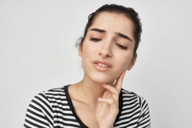 Diş ağrısı çeken bir kadın. Sağlık sorunları, diş sağlığı, tatminsizlik.