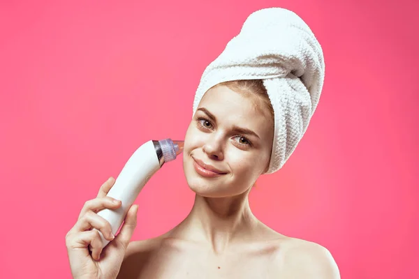Donna con asciugamano sulla testa nudo spalle massaggio facciale — Foto Stock
