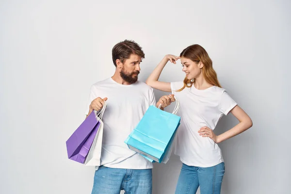 El çantalı genç çift alışverişte eğleniyor. — Stok fotoğraf