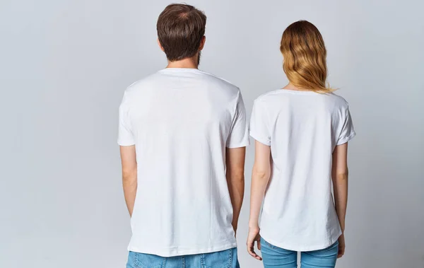 Hombre y mujer en blanco camisetas comunicación moda posando — Foto de Stock