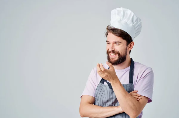 Homem em chef uniforme trabalho restaurante gourmet luz fundo — Fotografia de Stock