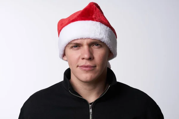 Noel Baba şapkalı adam yakın plan ışık arka plan tatili — Stok fotoğraf