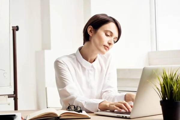 Mulher de negócios na mesa de trabalho na frente da emoção tecnologia laptop — Fotografia de Stock