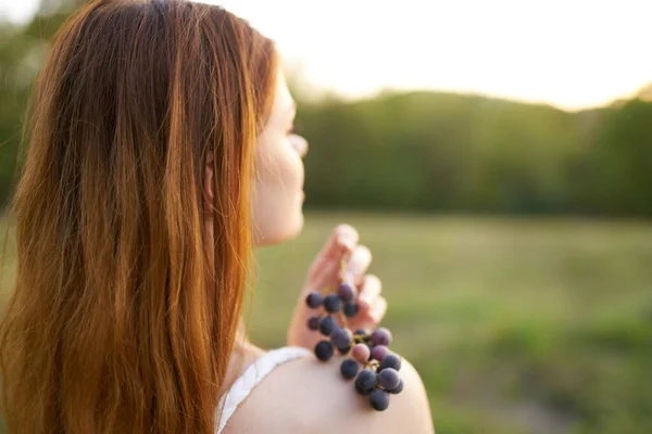 Mujer con racimo de uvas al aire libre ocio caminar aire libre —  Fotos de Stock