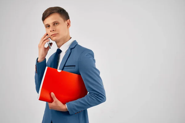 Homme en costume parlant sur le gestionnaire de téléphone documents de travail homme d'affaires — Photo