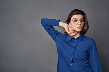 Güzel kadın göz kamaştırıcı mavi gömlek şık moda