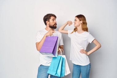 Erkek ve kadın çok renkli alışveriş çantaları satış eğlencesi