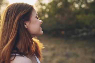 Güzel bir kadın doğa güneşinin altında dinleniyor.