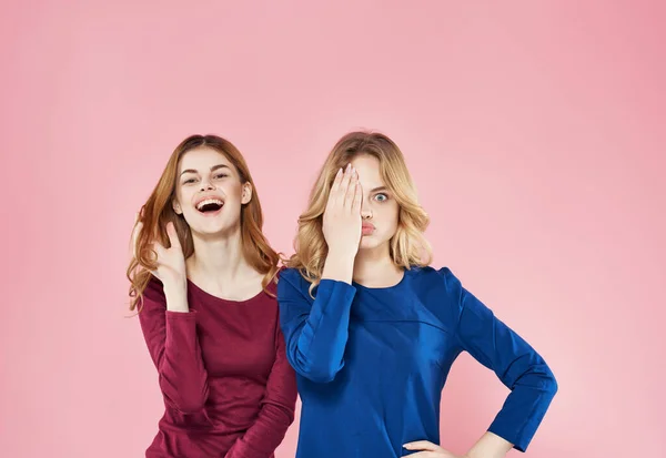 Fröhliche Freundinnen in Kleidern Schönheit Mode rosa Hintergrund — Stockfoto
