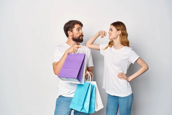 Hombre y mujer multicolor bolsas de compras venta entretenimiento — Foto de Stock