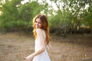 Sahada özgürce yaşayan neşeli kadın.