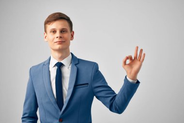 Takım elbiseli ofis yöneticisi başarılı girişimci işi