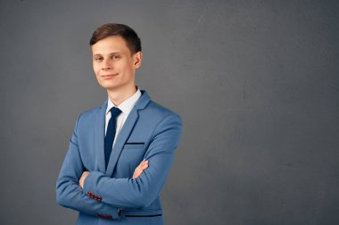 Takım elbiseli güler yüzlü iş adamı profesyonel izole geçmiş belgeleri