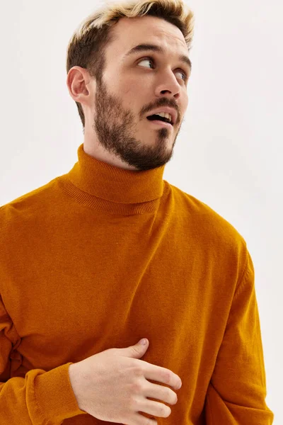 Hombre en un suéter mirando al lado de moda peinado para hombre ropa de cerca — Foto de Stock