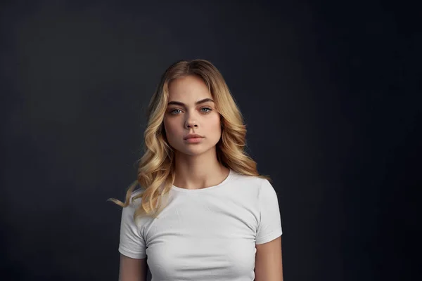 흰색 티셔츠를 입은 여성의 어두운 배경을 담은 스튜디오 — 스톡 사진