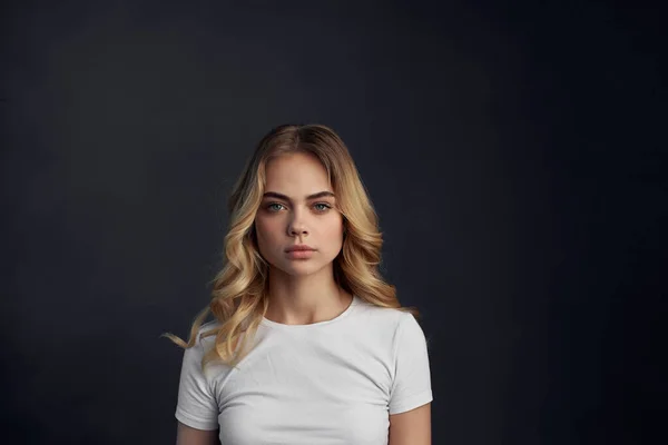 Γυναίκα σε λευκό t-shirt αίγλη που θέτουν φωτεινό μακιγιάζ — Φωτογραφία Αρχείου