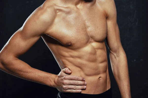 Atlético hombre con bombeado hasta abs entrenamiento motivación posando — Foto de Stock