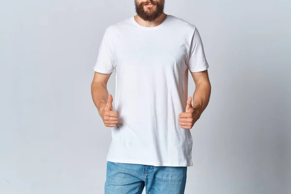 Barbudo hombre en blanco camiseta y jeans copia espacio maqueta posando — Foto de Stock
