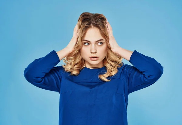 Hübsche Blondine im blauen Kleid Emotionen Kosmetik Luxus — Stockfoto