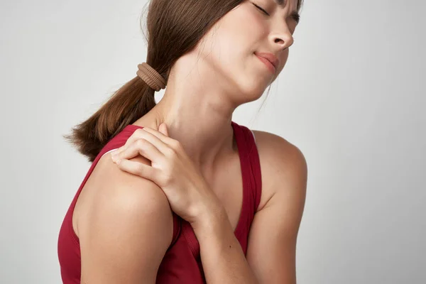 Kırmızı tişörtlü kadın eklem ağrısı sağlık sorunları — Stok fotoğraf