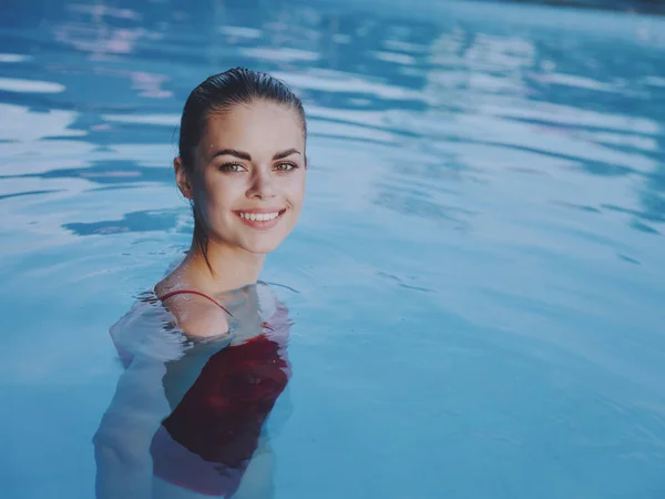 Веселая женщина в красном купальнике бассейн роскошная улыбка отдыха — стоковое фото