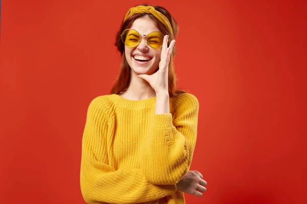 Glad kvinna i gula glasögon hipster mode poserar livsstil — Stockfoto