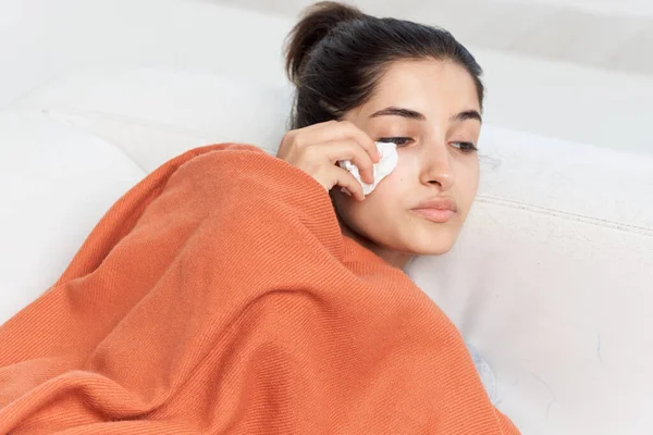 Vrouw liggend met gesloten ogen op de bank zich onwel voelen infectie — Stockfoto