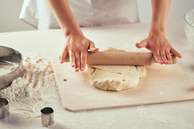 un ürünlerine hamur katmak mutfak işidir.