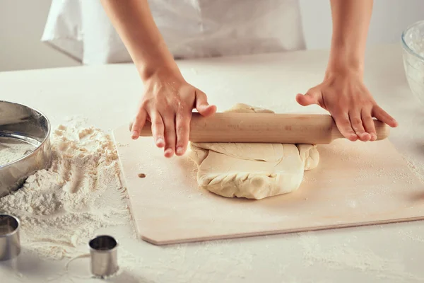 Masa rodante en los productos de harina de mesa trabajo de cocina —  Fotos de Stock