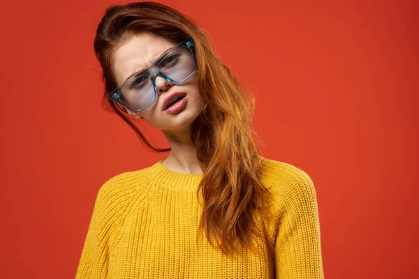 Красивая женщина в синих очках в желтом свитере — стоковое фото