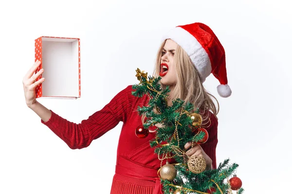 Noel Baba gibi giyinmiş bir kadın Noel tatili eğlencesi — Stok fotoğraf