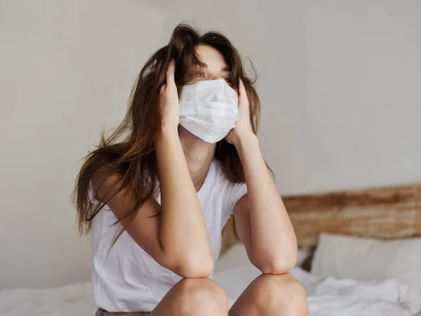 Donna che indossa maschera medica irritabile stress vacanza pandemia quarantena — Foto Stock