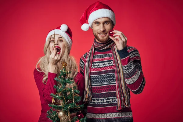 Ein Mann und eine Frau in Neujahrskleidung Weihnachtsdekoration Feiertag — Stockfoto