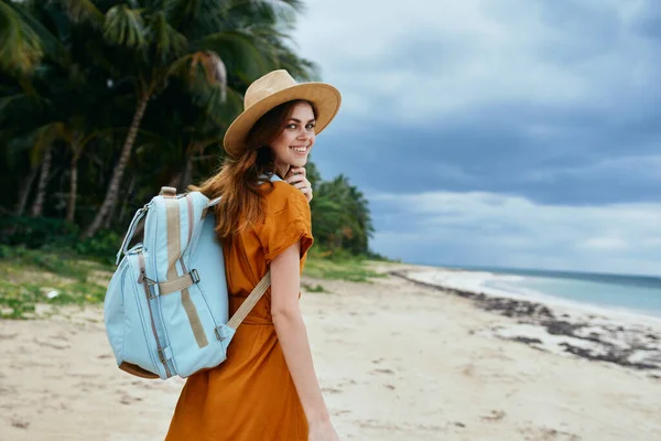 Женщина туристических путешествий острова тропики свежий воздух — стоковое фото