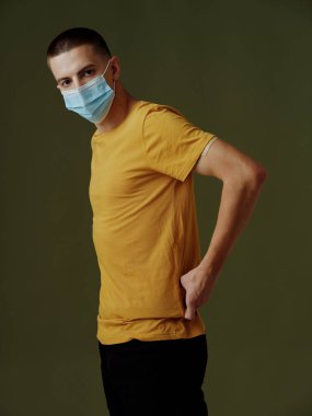 Sağlık maskeli adam covid-19 pasaport sarısı tişört modeli