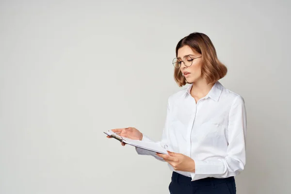 Donna in camicia bianca documenti di lavoro professionale ufficiale — Foto Stock