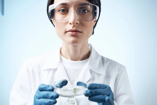 Assistante de laboratoire en blouse blanche travaux scientifiques en microbiologie — Photo