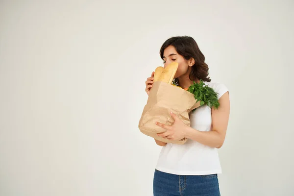 Женщина с пакетом продуктовых магазинов в супермаркете легкий фон — стоковое фото