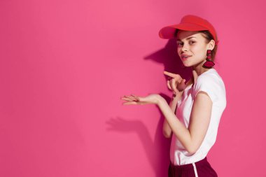 Göz kamaştırıcı Kırmızı Şapkalı Kadın Yazı Poz Veriyor