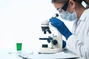 Kadın doktor laboratuvar araştırması mikroskop biyoteknoloji uzmanı