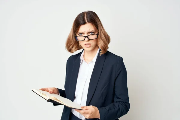 Femme gaie note d'appel dans les mains travail officiel professionnel — Photo