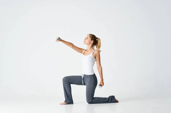 Αθλητική γυναίκα λεπτή φιγούρα αλτήρες στα χέρια προπόνηση ενέργειας άσκηση — Φωτογραφία Αρχείου