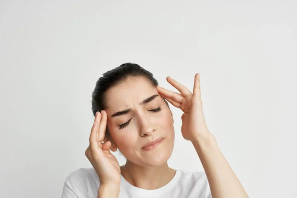 片頭痛の健康上の問題を抱えている女性は — ストック写真