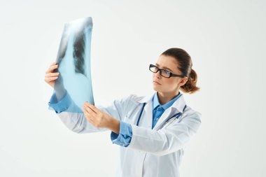 Beyaz önlüklü kadın doktor röntgen araştırması
