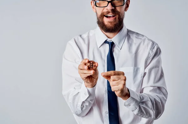 Чоловік в сорочці з краваткою криптовалюта біткоїн економіка електронні гроші — стокове фото