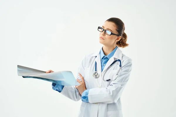 Radiólogo en el laboratorio de los problemas de salud de los diagnósticos de la radiografía de la capa blanca —  Fotos de Stock